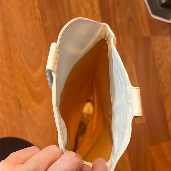 New White Western-Style Women's Boots - Picture 13 of 16